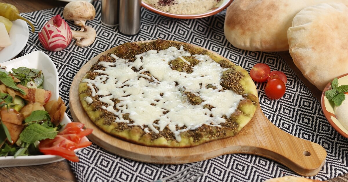 مناقيش زعتر مع جبنة بيضاء