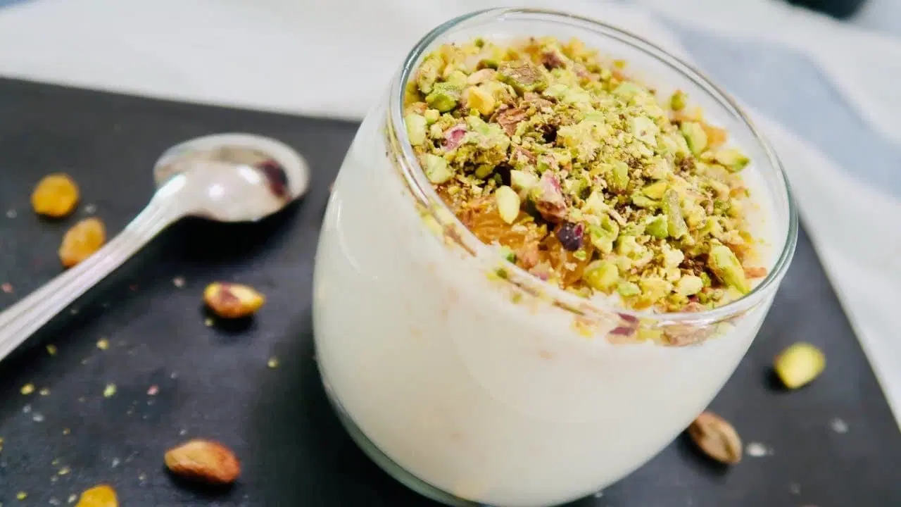 سحلب مع مكسرات